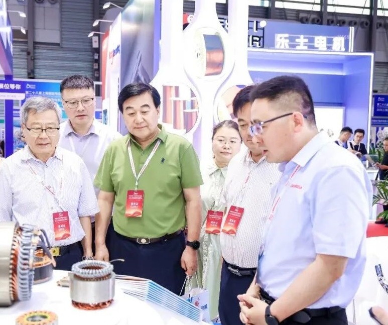 2027年上海国际磁性材料及非晶材料展览会CME参展商与海外采购商展台洽谈现场