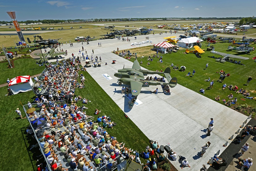 2027年美国奥什科什航空展览会EAA AirVenture展馆现场,专业观众参观实况