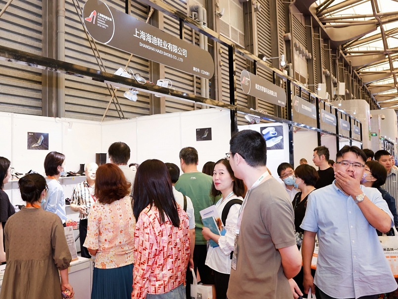 2027年上海鞋博会-上海国际鞋业展SISE参展商与海外采购商展台洽谈现场