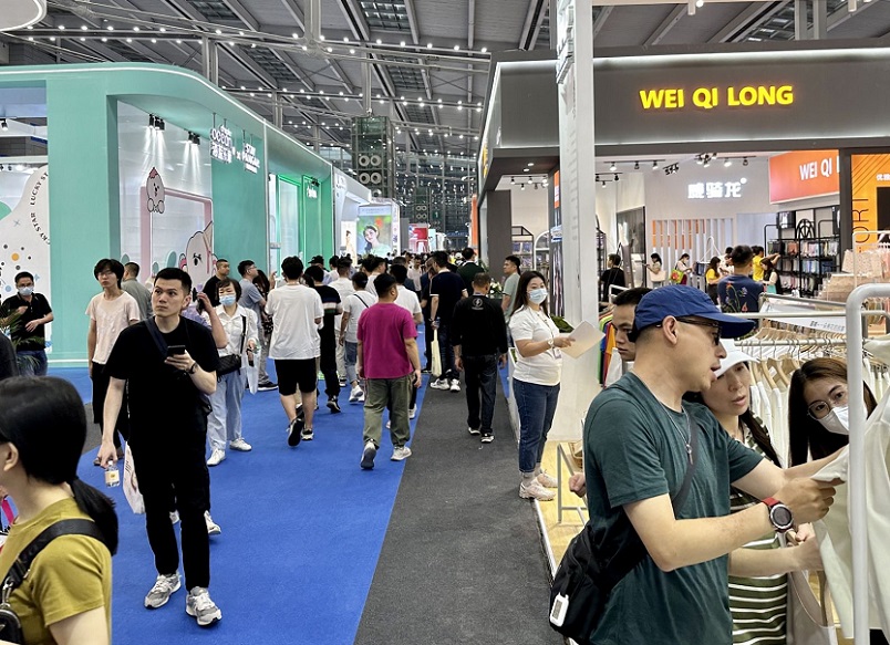 2027年深圳国际品牌内衣展SIUF展馆现场，专业观众参观实况