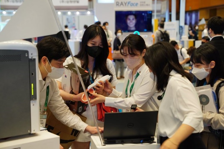 2027年韩国首尔牙科及口腔展览会SIDEX参展商与海外采购商展台洽谈现场
