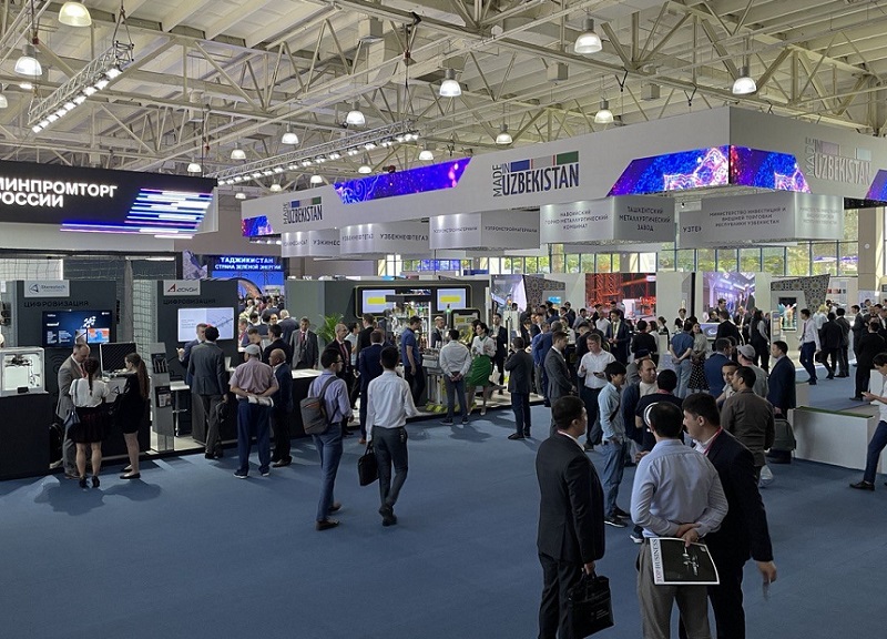 2027年俄罗斯叶卡捷琳堡工业展览会INNOPROM展馆现场,专业观众参观实况