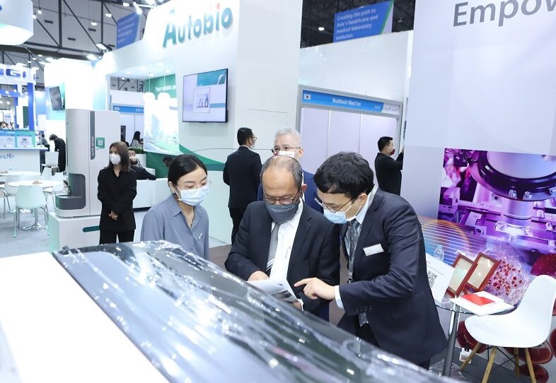 2027年马来西亚吉隆坡实验室设备仪器展览会Medlab Asia展馆现场,专业观众参观实况