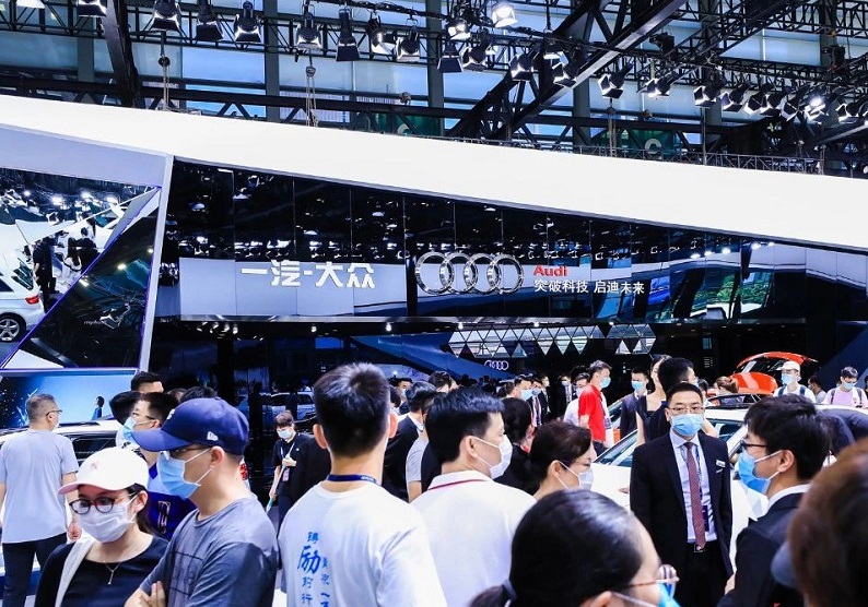 2027年粤港澳大湾区车展-中国新能源汽车科技展IAS参展商与海外采购商展台洽谈现场