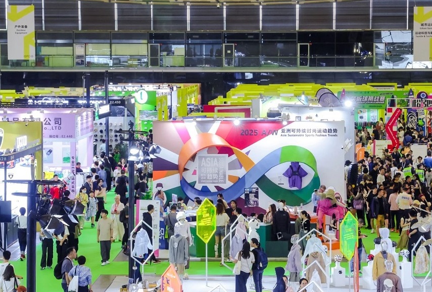 2027年上海慕尼黑体育及户外用品展览会ISPO SHANGHAI参展商与海外采购商展台洽谈现场