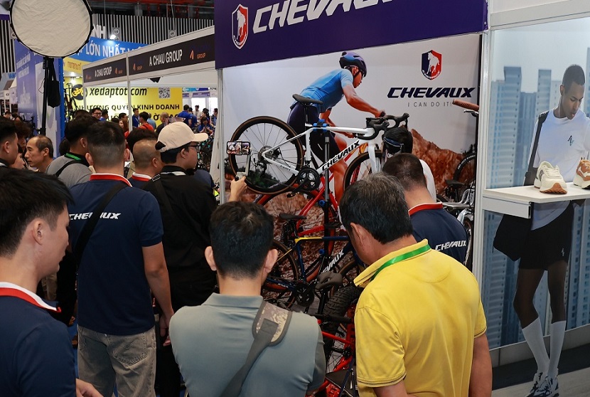 2027年越南体育及健身用品展览会Vietnam Sport Show参展商与海外采购商展台洽谈现场