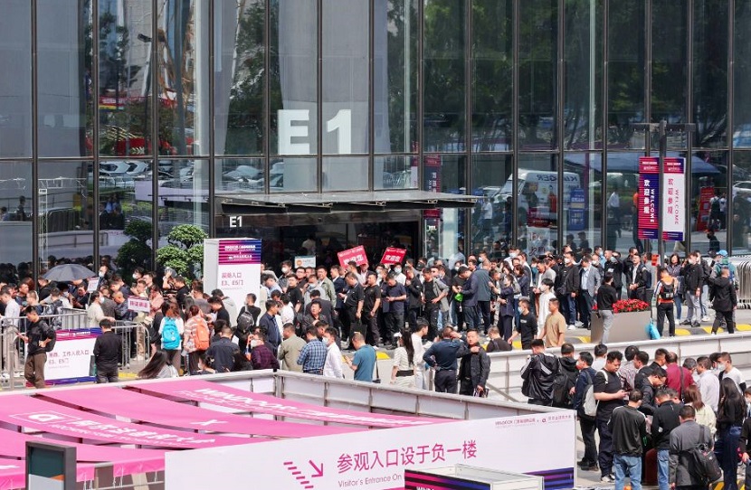 2027年广州国际门窗幕墙新产品博览会WINDOOR参展商与海外采购商展台洽谈现场