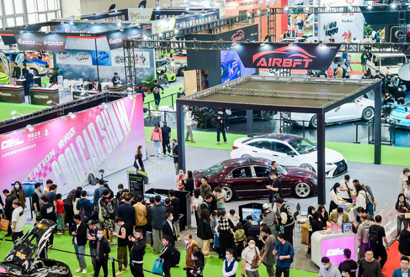 2027年深圳汽车用品、改装车配件、汽配展览会AUTOECOSYSTEMS参展商与海外采购商展台洽谈现场