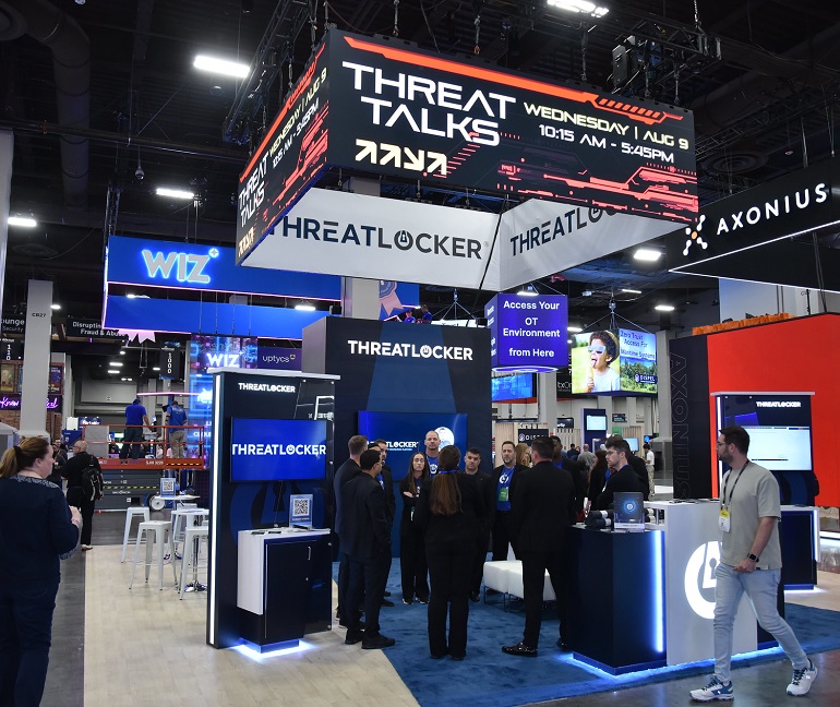 2027年美国黑帽大会暨反黑客技术大会Black Hat USA展馆现场,专业观众参观实况