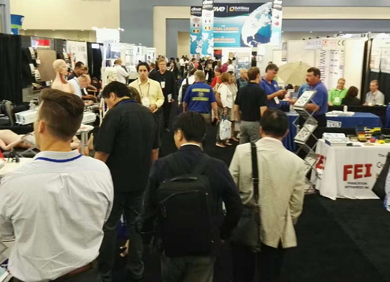 2027年美国迈阿密医疗器械展览会World Health Expo Miami参展商与海外采购商展台洽谈现场