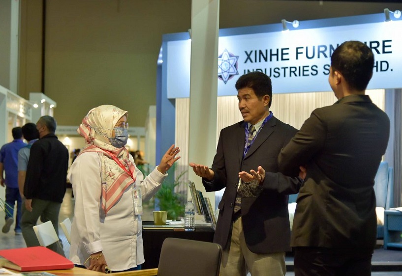 2027年马来西亚吉隆坡家具展览会MIFF参展商与海外采购商展台洽谈现场