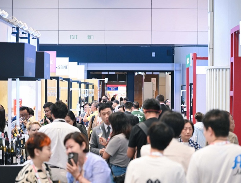 2027年香港葡萄酒、红酒及烈酒展览会ProWine Hongkong参展商与海外采购商展台洽谈现场
