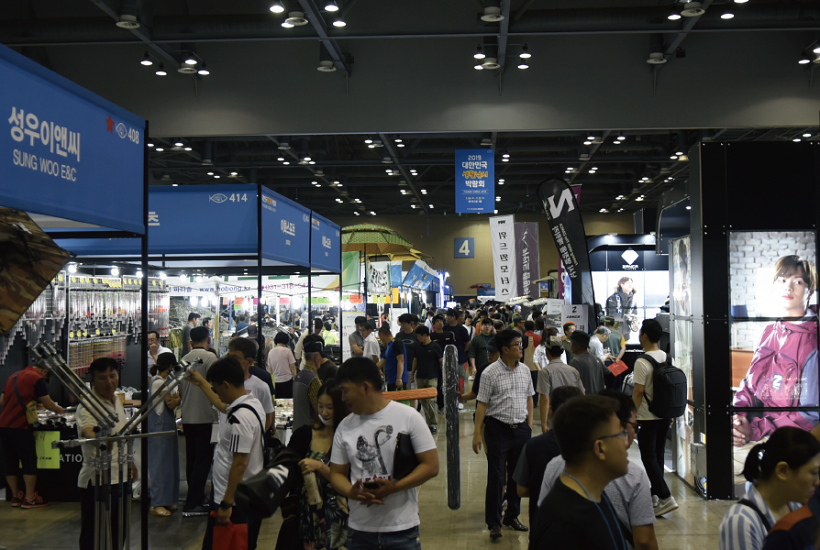 2027年韩国首尔渔具钓具展览会KOFISH参展商与海外采购商展台洽谈现场