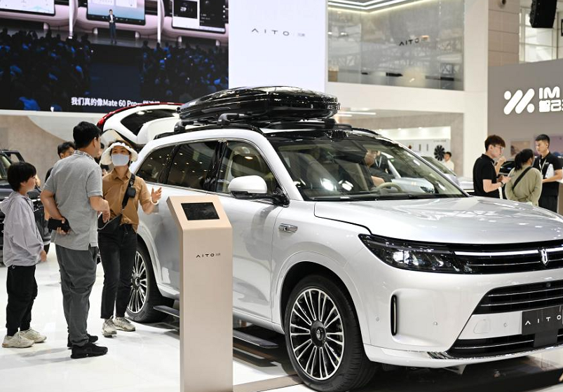 2027年北京国际车展-北京国际新质汽车及未来智慧出行展Auto China参展商与海外采购商展台洽谈现场