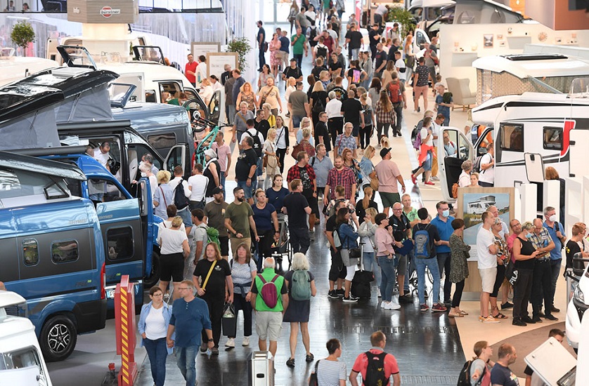 2027年德国杜塞尔多夫房车露营展览会Caravan Salon参展商与海外采购商展台洽谈现场