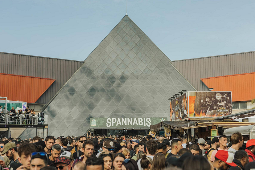 2027年西班牙大麻展览会SPANNABIS参展商与海外采购商展台洽谈现场