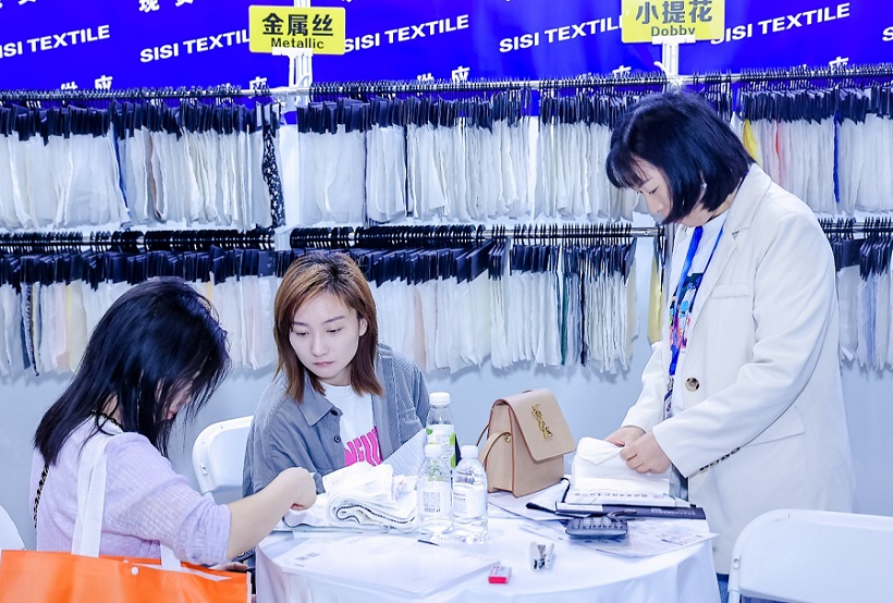 2027年北京国际服装供应链展FEC展馆现场，专业观众参观实况