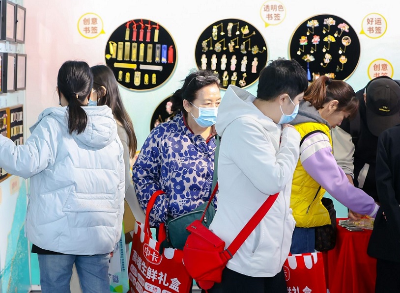 2027年北京礼品赠品及家庭用品展览会GIFTS & HOME参展商与海外采购商展台洽谈现场