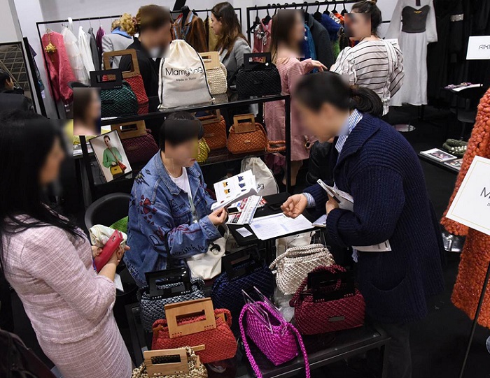 2026年日本东京箱包皮具展秋季BAG EXPO TOKYO参展商与海外采购商展台洽谈现场