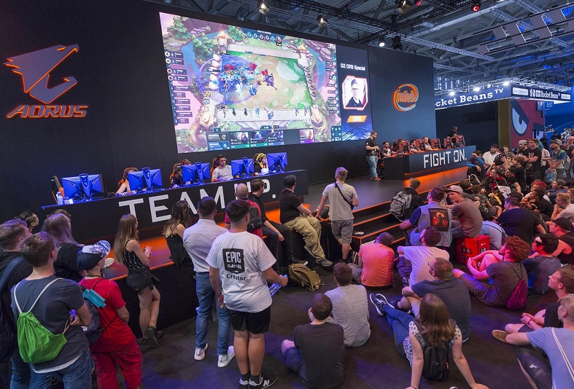 2027年德国科隆游戏展览会Gamescom展馆现场，专业观众参观实况