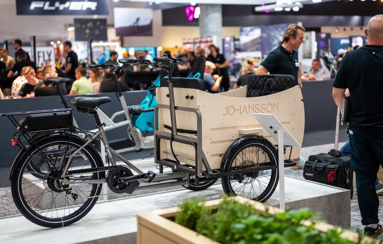 2027年德国法兰克福欧洲自行车展览会EUROBIKE展馆现场,专业观众参观实况