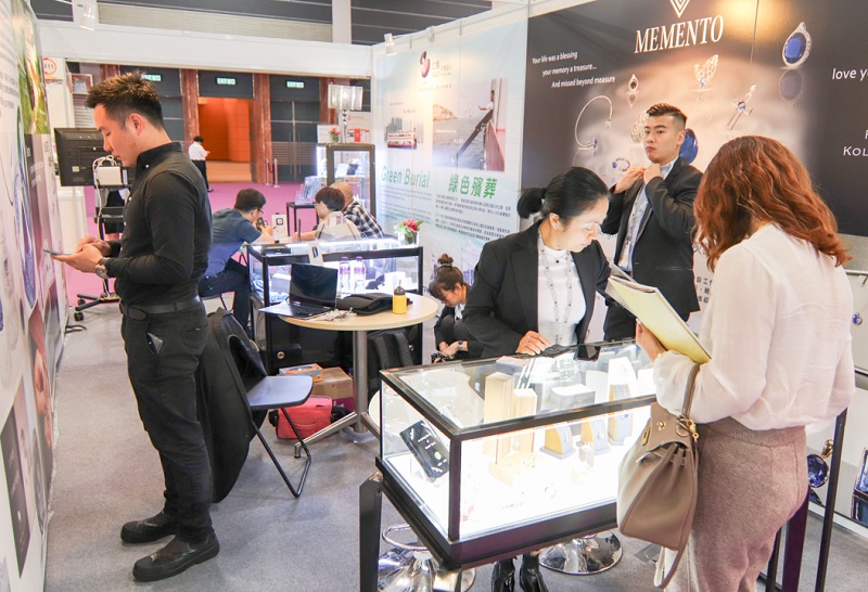 2027年香港亚洲殡仪及墓园博览暨会议AFE展馆现场，专业观众参观实况