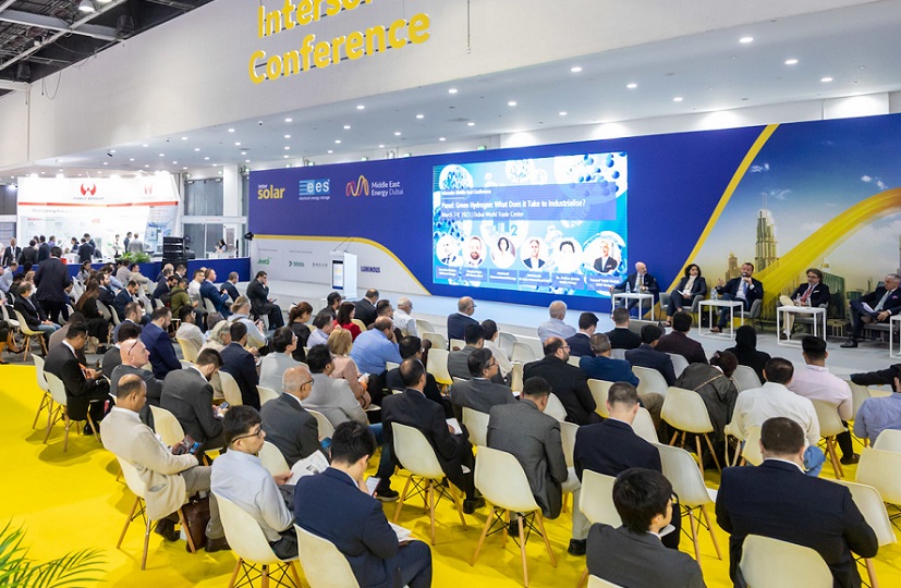 2027年中东迪拜太阳能光伏展览会InterSolar Middle East展馆现场，专业观众参观实况