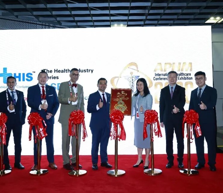 2027年马来西亚医疗器械及康复展览会CMEFtHIS ASEAN展馆现场,专业观众参观实况