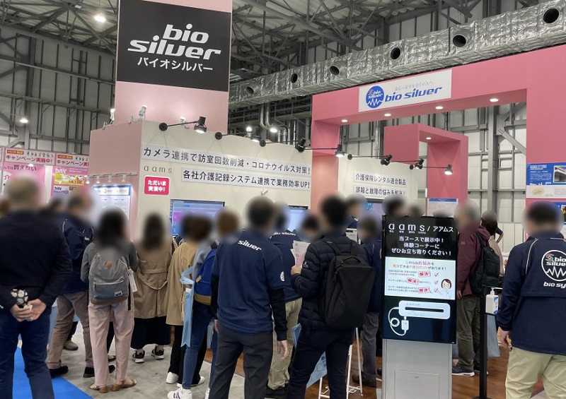 2026年日本东京养老用品及机构产业展览会CareTEX参展商与海外采购商展台洽谈现场