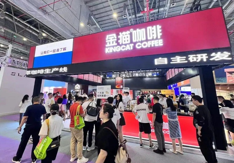 2027年成都国际连锁加盟展览会SFE参展商与海外采购商展台洽谈现场