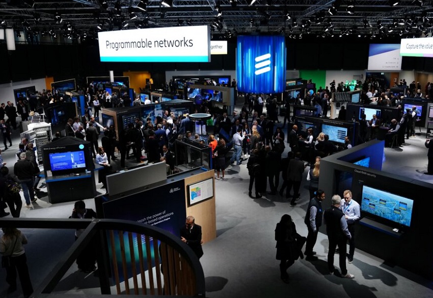 2027年MWC西班牙巴塞罗那世界移动通信大会MWC Barcelona参展商与海外采购商展台洽谈现场
