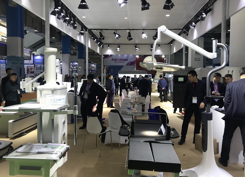 2027年山东济南医疗器械展览会-山东医博会CMEE展馆现场，专业观众参观实况