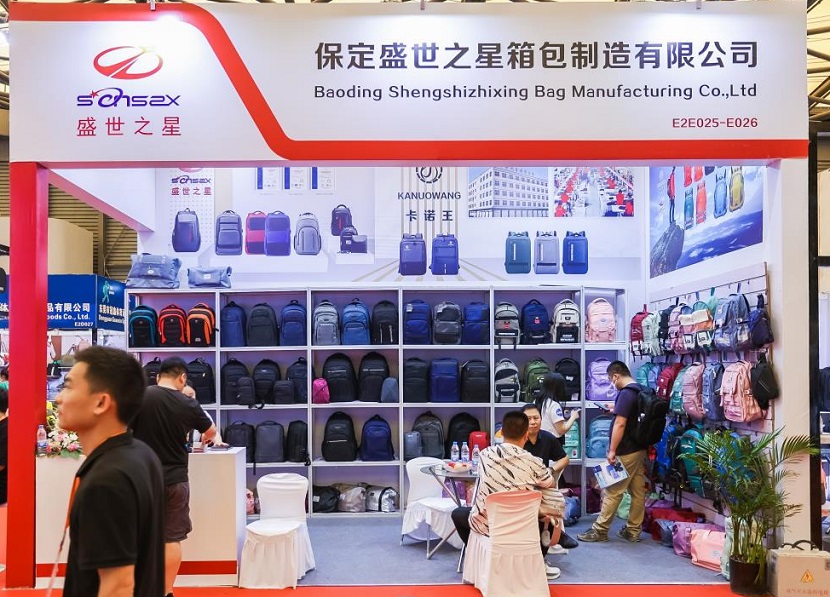 2027年中国（上海）国际箱包展览会SHANGHAI BAG SHOW参展商与海外采购商展台洽谈现场