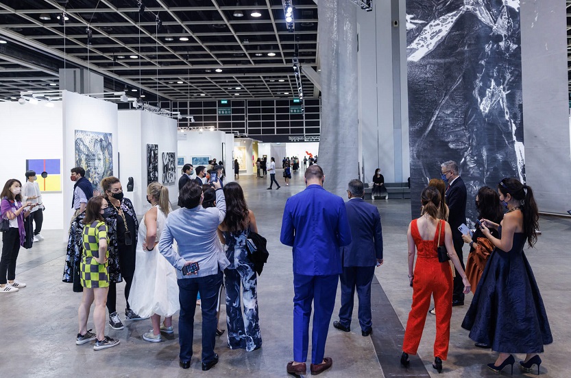 2027年香港巴塞尔艺术展Art Basel Hongkong展馆现场，专业观众参观实况