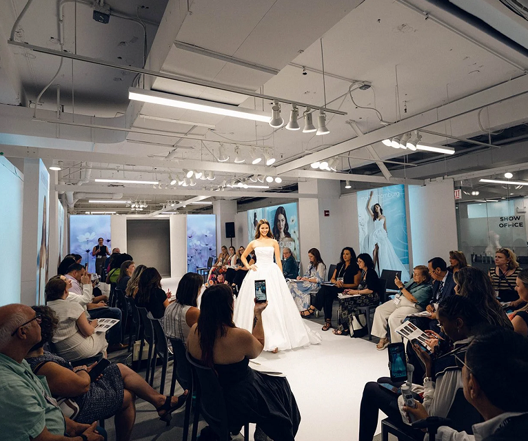 2027年美国芝加哥婚纱礼服展览会National Bridal Market Chicago展馆现场,专业观众参观实况