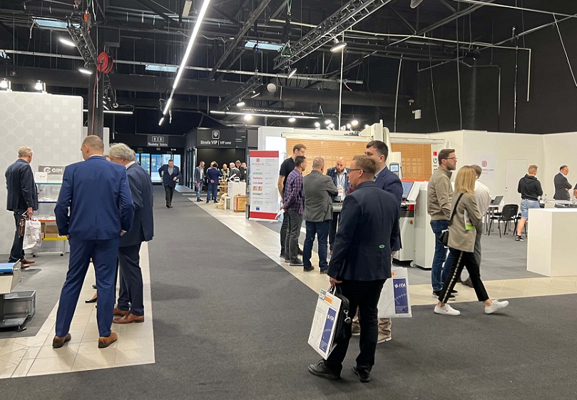2027年波兰木工机械展览会WOOD TECH WARSAW EXPO参展商与海外采购商展台洽谈现场