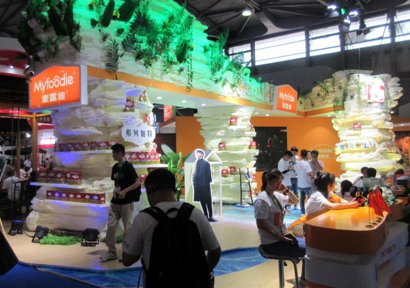 2027年义乌国际宠物水族用品展览会YPF展馆现场，专业观众参观实况