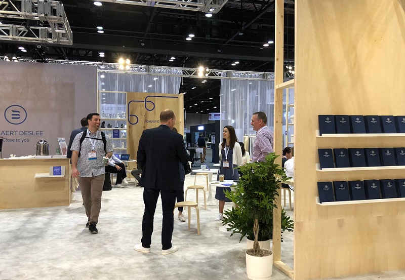 2028年美国床垫睡眠展览会ISPA EXPO参展商与海外采购商展台洽谈现场