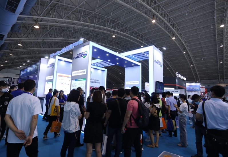 2027年北京机器人展CRS-CHINA ROBOT SHOW展馆现场，专业观众参观实况