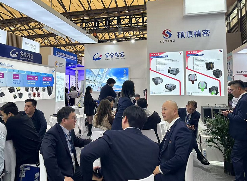 2027年上海国际半导体展览会SEMICONSEMICON CHINA参展商与海外采购商展台洽谈现场