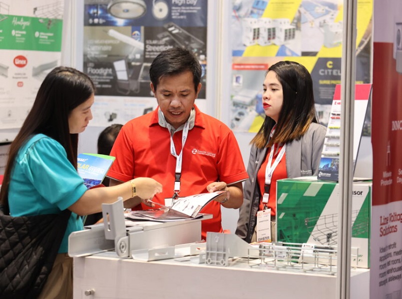 2027年菲律宾电动汽车展ELECTRIC VEHICLE参展商与海外采购商展台洽谈现场