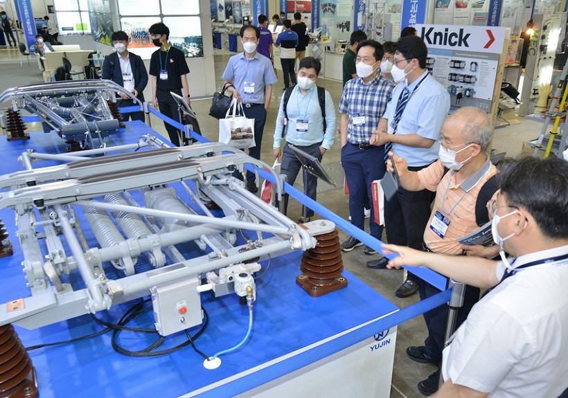 2027年韩国釜山轨道交通展览会RailLog Korea展馆现场,专业观众参观实况