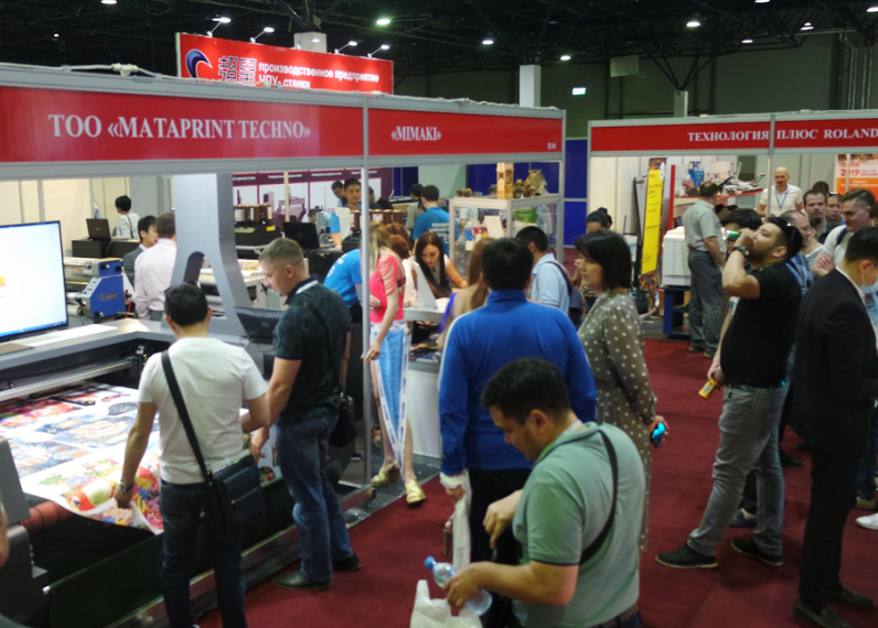 2027年哈萨克斯坦广告及包装印刷展览会Central Asia Reklam展馆现场,专业观众参观实况