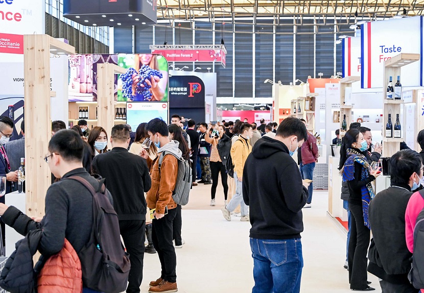 2026年上海国际葡萄酒、红酒、烈酒贸易展览会ProWine参展商与海外采购商展台洽谈现场