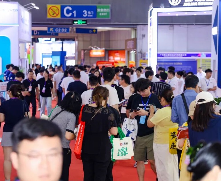 2027年义乌跨境电商展-中国电子商务博览会EC Fair展馆现场,专业观众参观实况