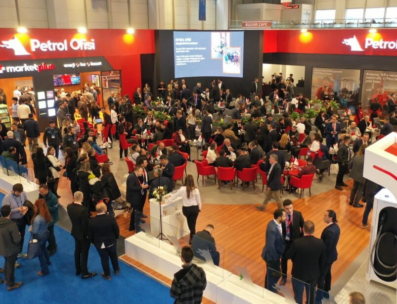 2027年土耳其伊斯坦布尔石油天然气展览会Petroleum Istanbul参展商与海外采购商展台洽谈现场