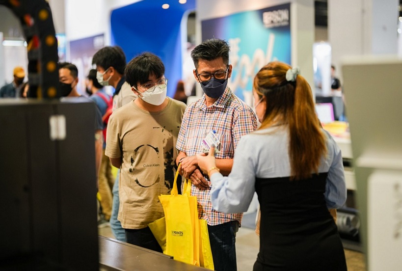 2027年马来西亚广告标识展览会SIGN Malaysia参展商与海外采购商展台洽谈现场
