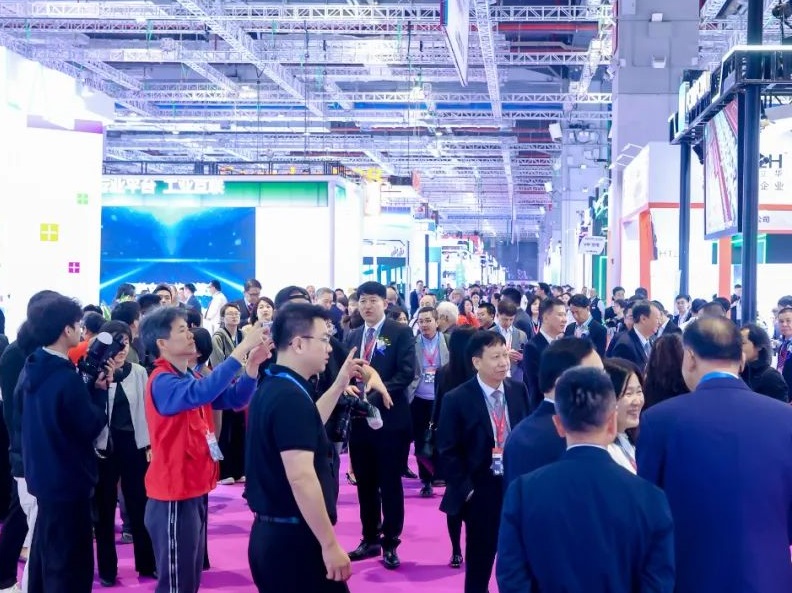 2027年上海国际电子电路展览会CPCA Show参展商与海外采购商展台洽谈现场