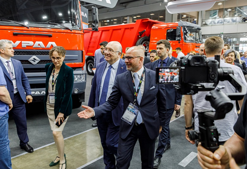 2027年俄罗斯莫斯科工程机械宝马展览会BAUMA CTT Russia展馆现场，专业观众参观实况