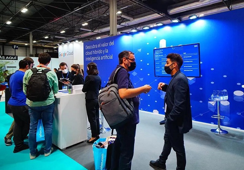 2027年英国伦敦云计算、网络安全展览会Cloud Expo Europe展馆现场,专业观众参观实况